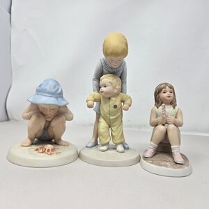 Francis Hook A Childs World Ceramic Trio Of Children At The Beach Toddler & Girl